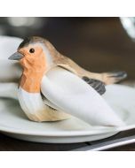 Handgeschnitzter Serviettenring mit Rotkehlchen aus Holz. Naturgetreu von Hand bemalt und ideal als Tischdekoration oder Geschenk für Vogelfreunde.