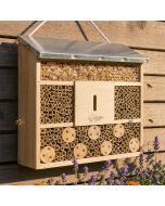 Wildbienen-Villa aus unbehandeltem Kiefernholz mit Metalldach und natürlichen Nistmaterialien. Für Wildbienen und andere nützliche Insekten.