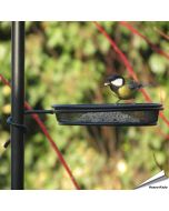 Kreiere einen zusätzliche Futterplatz mit der Wrap-around Futterschale  ✔️ Kompatibel mit Pfahl Ø 22mm ✔️ Hergestellt aus robustem, pulverbeschichtetem Stahl ✔️ Kaufe direkt online bei Alles für Vögel