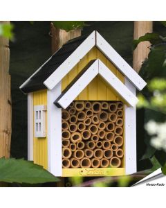 Bienen-Hotel (gelb) von Wildlife Garden. Hölzerne Nisthilfe für solitär lebende Wildbienen mit verschiedenen Nistgängen und gelb-weißem Hausdesign.