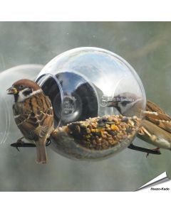 Füttere kleine Vogelarten direkt am Fenster mit diesem Design-Futterhaus ✔️ Hergestellt aus Recycling-Kunststoff ✔️ UV-beständige Ausführung ➤ Bestelle jetzt online bei Alles für Vögel