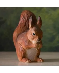 DecoAnimal Eurasisches Eichhörnchen von Wildlife Garden auf einer Holzfläche, mit rotbraunem Fell, weißem Bauch, aufrechten Ohren und großem buschigem Schwanz.