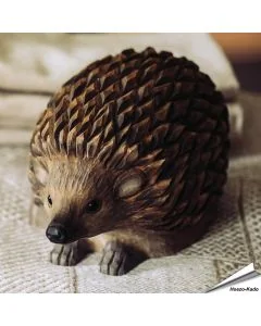 Von Hand gefertigter DecoAnimal Igel aus Holz. Naturgetreu gestaltet und bemalt, mit markanter Stachelstruktur für Igel- und Naturliebhaber.