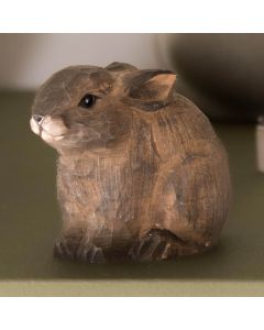 DecoAnimal Kaninchenbaby von Wildlife Garden als braune Holzfigur mit seitlich angelegten Ohren, glänzenden schwarzen Augen, heller Schnauze und kleinen Pfoten.