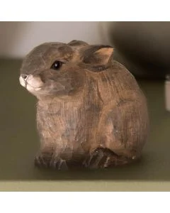 DecoAnimal Kaninchenbaby von Wildlife Garden als braune Holzfigur mit seitlich angelegten Ohren, glänzenden schwarzen Augen, heller Schnauze und kleinen Pfoten.