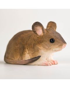 DecoAnimal Maus von Wildlife Garden als braune Holzfigur mit großen runden Ohren, glänzenden schwarzen Augen, rosa Nase und langem Schwanz.