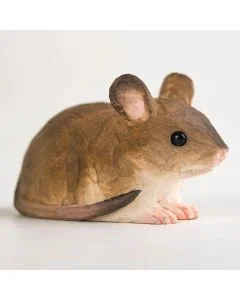 DecoAnimal Maus von Wildlife Garden als braune Holzfigur mit großen runden Ohren, glänzenden schwarzen Augen, rosa Nase und langem Schwanz.