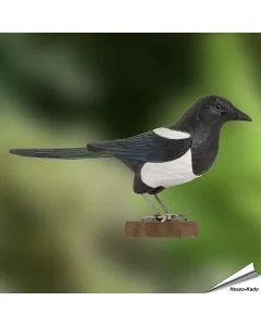 Handgeschnitzte Elster aus Holz mit markanter schwarz-weißer Farbverteilung und langer Schwanzpartie. Geschenkidee für Vogel- und Naturfreunde.