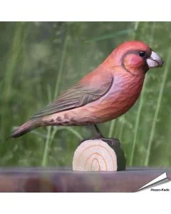DecoBird Fichtenkreuzschnabel aus Holz mit gekreuztem Schnabel und rötlich-oranger Farbzeichnung. Geschenkidee für Vogel- und Naturfreunde bei Alles für Vögel.