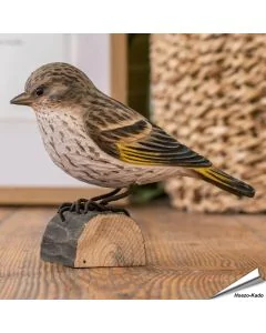 Entdecke den DecoBird Fichtenzeisig von Wildlife Garden, einen handgeschnitzten Holzvogel mit naturgetreuer Gestaltung und gelb-schwarzer Zeichnung.