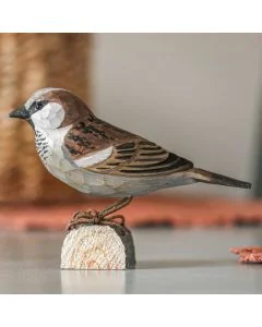 Handgeschnitzter DecoBird Haussperling aus Holz in Originalgröße. Naturgetreu bemalt, kompakt und inklusive Broschüre über die Vogelart.