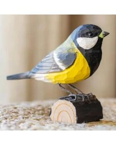 Handgeschnitzte Kohlmeise in Naturgrösse ✔️ Mit ungiftigen Farben naturgetreu bemalt ✔️ Originelles Geschenk für Vogel- und Naturliebhaber ➤ Bestelle bei Alles für Vögel