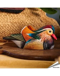 DecoBird Mandarinente von Wildlife Garden, handgeschnitzt aus Holz mit orangefarbenen Schmuckfedern, rotem Schnabel und kontrastreicher Farbzeichnung.