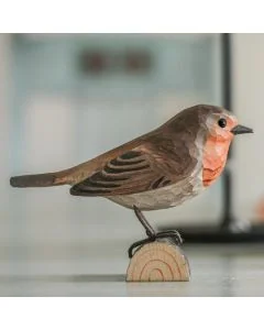 Handgeschnitztes DecoBird Rotkehlchen aus Holz, von Hand mit Farbe auf Wasserbasis bemalt und inklusive Informationsbroschüre über die Vogelart.