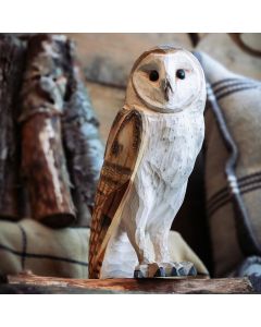 DecoBird Schleiereule von Wildlife Garden, handgeschnitzt aus Holz mit herzförmiger Gesichtspartie, dunklen Augen und informativem Begleitheft.