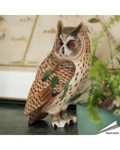 Entdecke die DecoBird Waldohreule von Wildlife Garden, einen handgeschnitzten Holzvogel mit Federohren, orangefarbenen Augen und markanter Gefiederzeichnung.