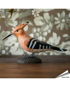 Entdecke den DecoBird Wiedehopf von Wildlife Garden, einen handgeschnitzten Holzvogel mit markanter Federhaube und kontrastreicher Flügelzeichnung.