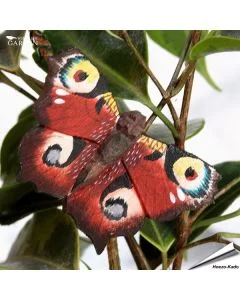 DecoButterfly Tagpfauenauge von Wildlife Garden. Handgeschnitzter Holzmagnet mit markanten Augenflecken und Metalldraht für Blumen- und Pflanzendekoration.