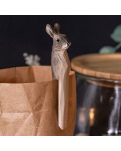 DecoClip Kaninchen von Wildlife Garden als dekorative Holzklammer an einer braunen Papiertüte, mit geschnitztem Kaninchenkopf und langen Ohren.