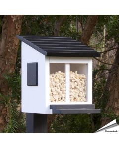 Eichhörnchen Futterbox (weiss) von Wildlife Garden. Holz-Futterhaus für Nüsse, Samen und Eichhörnchenfutter mit Sichtfenstern und schwarzem Klappdeckel.