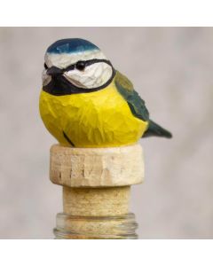 Flaschenverschluss Blaumeise von Wildlife Garden auf einer Glasflasche, mit handgeschnitztem Holzkopf, blauer Haube, gelbem Bauch und Naturkorken.