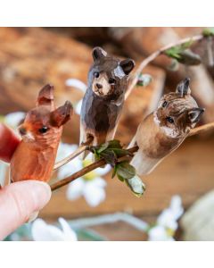 3er-Set handgeschnitzter Waldtiere aus Holz: Bär, Luchs und Eichhörnchen von Wildlife Garden. Handbemalt, für Weihnachtsbaum, Zimmerpflanze und Zweige.