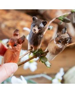 3er-Set handgeschnitzter Waldtiere aus Holz: Bär, Luchs und Eichhörnchen von Wildlife Garden. Handbemalt, für Weihnachtsbaum, Zimmerpflanze und Zweige.