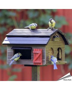 Foderlada Futterscheune Braun von Wildlife Garden ist ein rustikales Futterhaus aus Holz mit vier Futterbereichen für verschiedene Futtersorten.