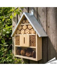 Insektenhotel aus Kiefernholz gefertigt ✔️ Mit Zinkdach ✔️ Mit natürlichen Füllmaterialien ✔️ Eingebaute Metall-Aufhängung ➤ Bestelle direkt bei Alles für Vögel