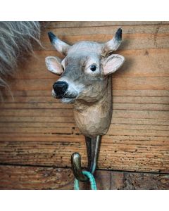 Kleiderhaken Kuh von Wildlife Garden an einer rustikalen Holzwand, mit graubraunem Kuhkopf, dunklen Hornspitzen und grünem Band am Metallhaken.