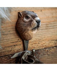 Kleiderhaken Alpenmurmeltier von Wildlife Garden an einer rustikalen Holzwand, mit geschnitztem braunem Murmeltierkopf und Stoffschlaufe am Metallhaken.