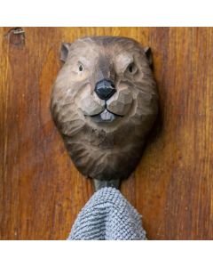 Kleiderhaken Biber von Wildlife Garden an einer Holzwand, mit geschnitztem braunem Biberkopf und einem grauen Handtuch am Metallhaken.
