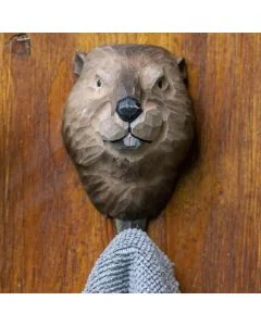 Kleiderhaken Biber von Wildlife Garden an einer Holzwand, mit geschnitztem braunem Biberkopf und einem grauen Handtuch am Metallhaken.
