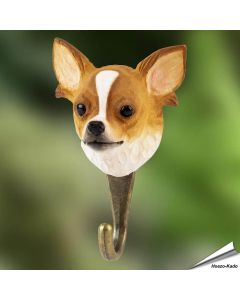 Handgeschnitzter Kleiderhaken Chihuahua von Wildlife Garden mit großen Ohren, weißer Blesse, rotbraunem Hundekopf und Metallhaken.