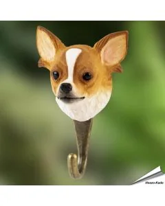 Handgeschnitzter Kleiderhaken Chihuahua von Wildlife Garden mit großen Ohren, weißer Blesse, rotbraunem Hundekopf und Metallhaken.