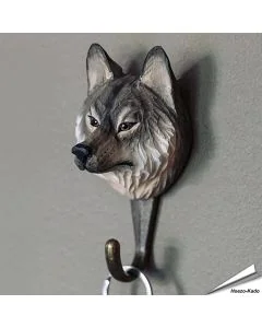 Handgeschnitzter Kleiderhaken Eurasischer Wolf von Wildlife Garden mit Holzkopf, Glasaugen und Metallhaken. Ca. 4,7 x 5,9 x 11 cm.