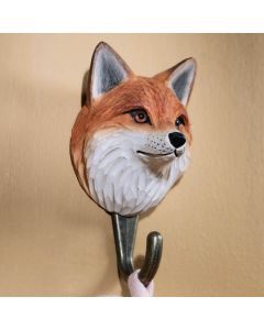 Kleiderhaken Fuchs von Wildlife Garden an einer Holzwand, mit rotbraunem Fuchskopf, weißem Fell und Metallhaken mit eingehängter Stoffschlaufe.