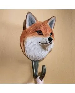 Kleiderhaken Fuchs von Wildlife Garden an einer Holzwand, mit rotbraunem Fuchskopf, weißem Fell und Metallhaken mit eingehängter Stoffschlaufe.