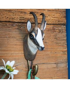 Kleiderhaken Gämse von Wildlife Garden an einer rustikalen Holzwand, mit braun-weißem Gämsenkopf, gebogenen Hörnern und Metallhaken.