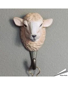 Handgeschnitzter Kleiderhaken Hausschaf von Wildlife Garden aus Holz, mit Glasaugen und bronzefarbenem Metallhaken. Dekorativ und praktisch.