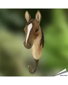 Handgeschnitzter Kleiderhaken Pferd von Wildlife Garden mit Arabischem Pferdekopf, heller Blesse und Metallhaken für Kleidung und Accessoires.