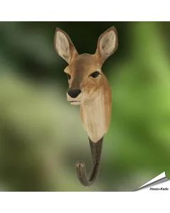 Handgeschnitzter Kleiderhaken Reh von Wildlife Garden aus Holz, mit Glasaugen und bronzefarbenem Metallhaken. Dekorativ und praktisch für die Wand.