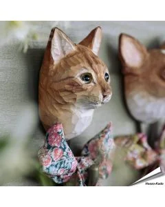 Handgeschnitzter Kleiderhaken Rote Hauskatze von Wildlife Garden mit rot-orangem Holzkopf, Glasaugen und Metallhaken. Ca. 4,5 x 5 x 12 cm.