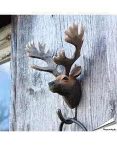 Handgeschnitzter Kleiderhaken Rothirsch von Wildlife Garden aus Holz, mit markantem Geweih und bronzefarbenem Metallhaken.