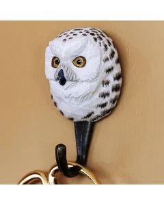 Kleiderhaken Schneeeule von Wildlife Garden an der Wand mit weißem Eulenkopf, dunkler Zeichnung und Metallhaken