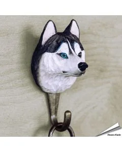 Handgeschnitzter Kleiderhaken Sibirischer Husky von Wildlife Garden mit schwarz-weißer Gesichtszeichnung, hellen Augen und Metallhaken. Ca. 5,5 x 6,5 x 12 cm.