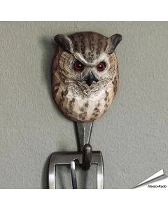 Handgeschnitzter Kleiderhaken Uhu von Wildlife Garden mit Holzkopf, Metallhaken, Federohren und orangefarbenen Augen. Ca. 5,9 x 4,7 x 12 cm.