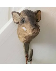 Kleiderhaken Wildschwein von Wildlife Garden an einer hellen Wand, mit handgeschnitztem Wildschweinkopf, Metallhaken und brauner Kordel.