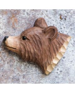 Kühlschrankmagnet Braunbär aus Holz von Wildlife Garden mit braunem Fell, runden Ohren und heller Schnauze auf einer grau gesprenkelten Metallfläche.