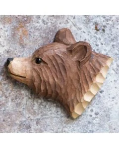 Kühlschrankmagnet Braunbär aus Holz von Wildlife Garden mit braunem Fell, runden Ohren und heller Schnauze auf einer grau gesprenkelten Metallfläche.